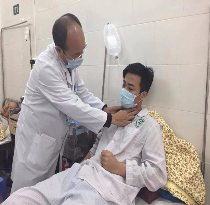 BS Cường đang thăm khám một bệnh nhân mắc quai bị.